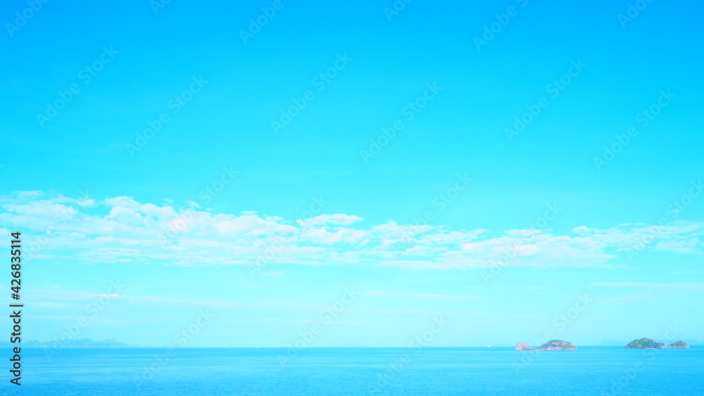Obraz premium Blue sky and ocean view in the morning with nature and landscape concept