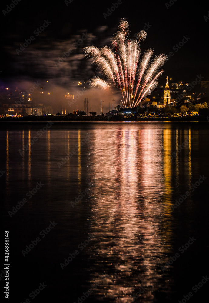 feu d'artifice pour le nouvel an à bandol avec reflet sur la mer Méditerranée