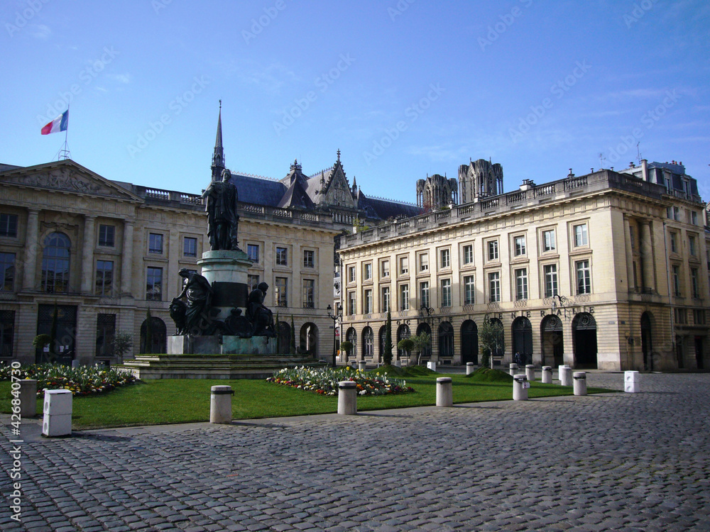 Nouvelle place royale végétalisée du Reims, statue de Louis XV, cathédrale de Reims et bâtiment de la sous préfecture