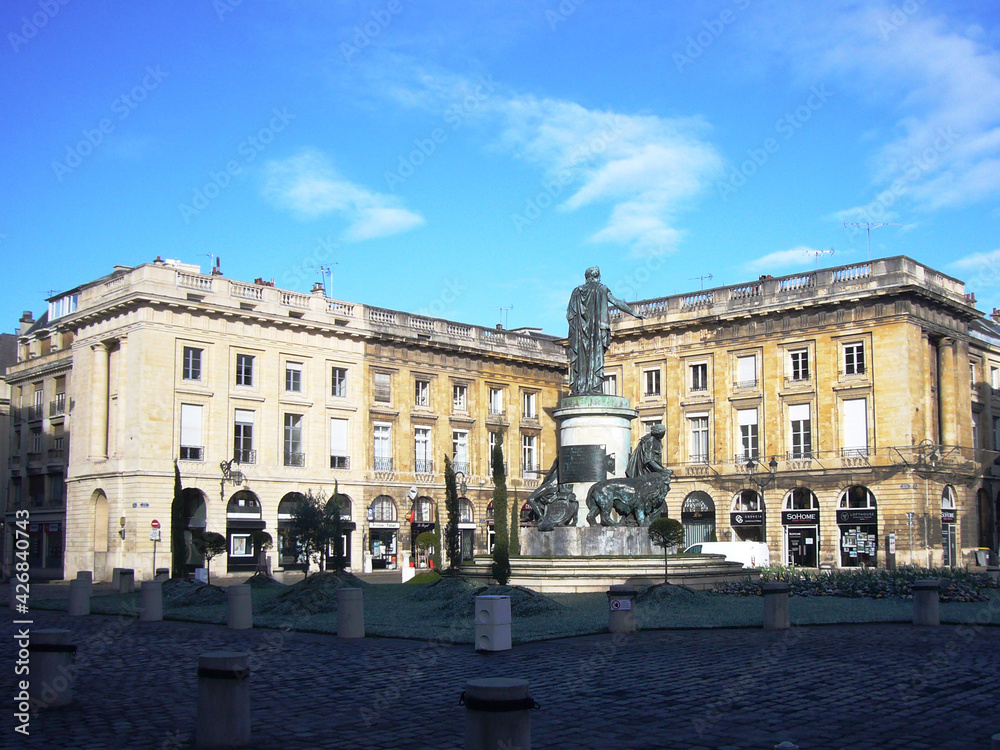 Nouvelle place royale végétalisée du Reims et statue de Louis XV 