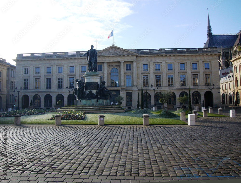 Nouvelle place royale végétalisée du Reims, statue de Louis XV et bâtiment de la sous préfecture