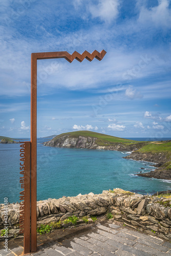 Obraz na płótnie Sign Radharc na mBlascaoidi means in Irish Blasket Island Viewpoint with scenic Dunmore Head in Dingle Peninsula, Wild Atlantic Way, Kerry, Ireland w salonie