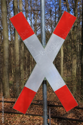 Andreaskreuz an einem unbeschrankten Bahnübergang in der Nähe von Weissach
