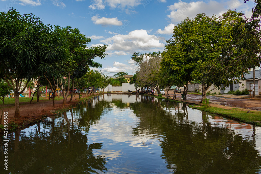 Paisagem. Foto do lago do Parque Balneário rodeado de árvores com céu azul com algumas nuvens. Paisagem. Foto do lago do Parque Balneário rodeado de árvores com céu azul com algumas nuvens.