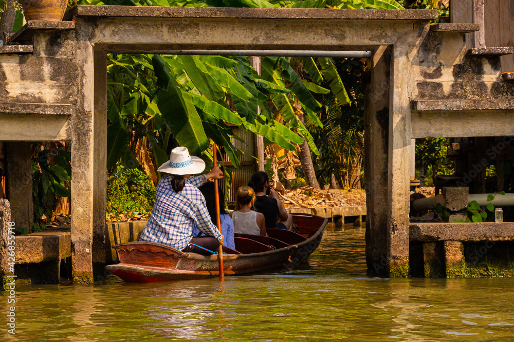 Boat travel in dammoen saduak