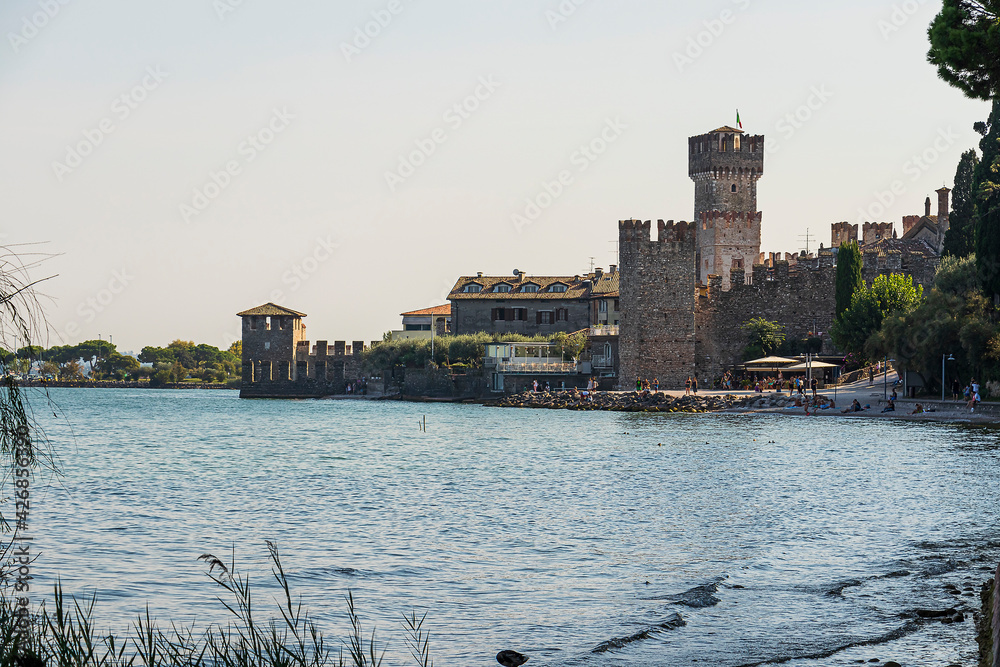 castello di Sirmione sulle rive del lago di Garda