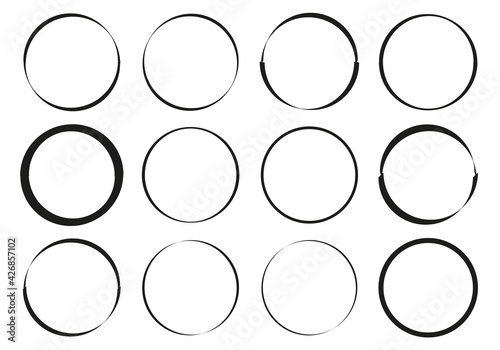 Circulo de trazos de pincel en fondo blanco.