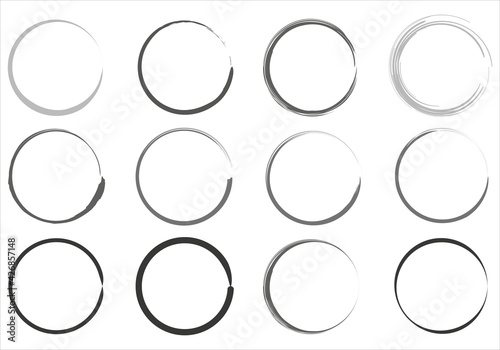 Circulo de trazos de pincel en fondo blanco.