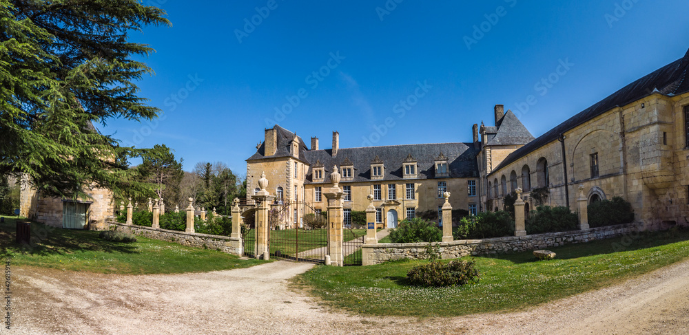 Aubas (Dordogne, France) - Vue panoramique du château de Sauveboeuf