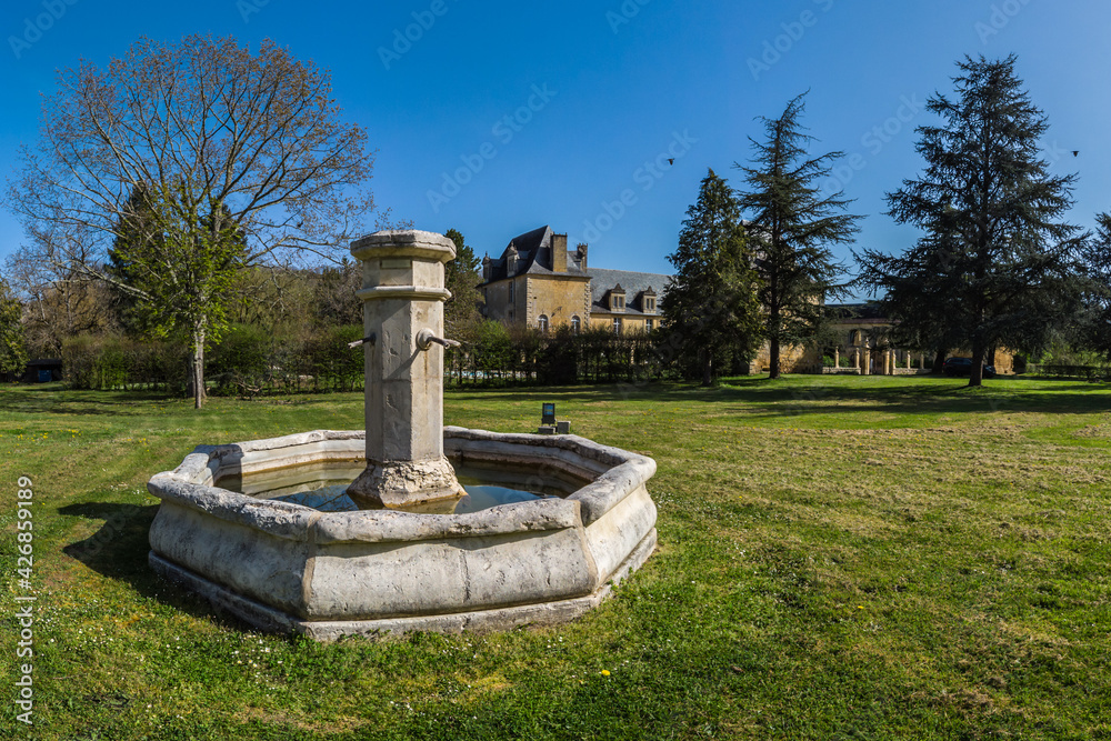 Aubas (Dordogne, France) - Vue panoramique de la fontaine du château de Sauveboeuf