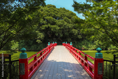 天王寺公園・史跡茶臼山へ続く赤い橋 © 木村　亨