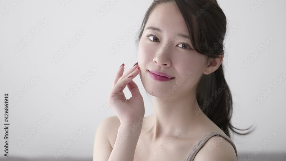 美容・ビューティー　頬を触る女性