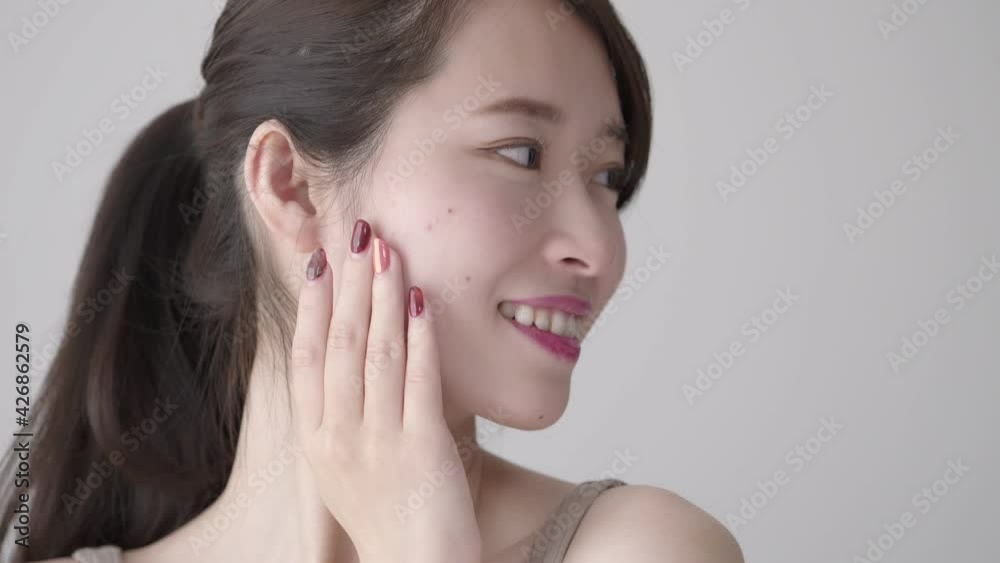 美容・ビューティー 頬を触る女性 美容・ビューティー 頬を触る女性