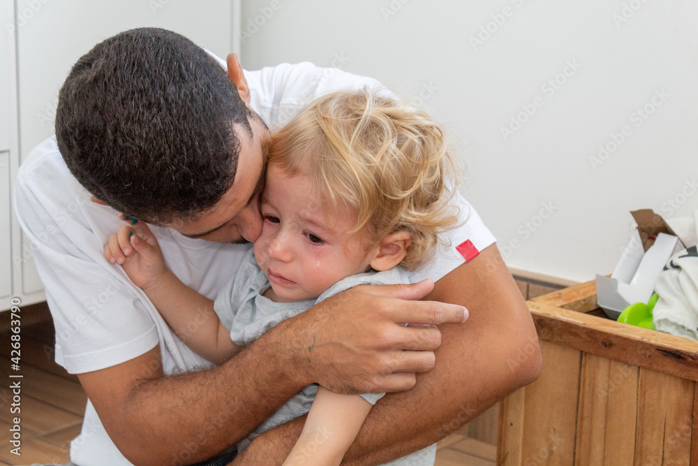PAI ABRAÇANDO FILHO QUE ESTA CHORANDO. PAI ABRAÇANDO FILHO QUE ESTA CHORANDO.