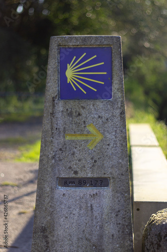 Señal (hito) del Camino de Santiago con concha y flecha -- Epílogo a Fisterra
