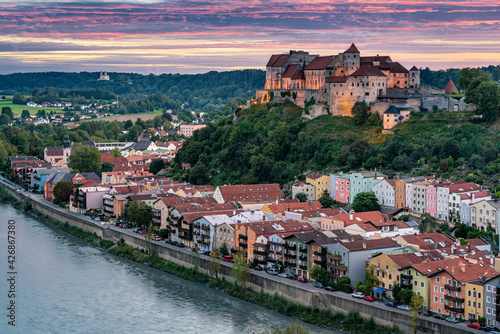 Die herzogliche Burg zu Burghausen im Abendrot