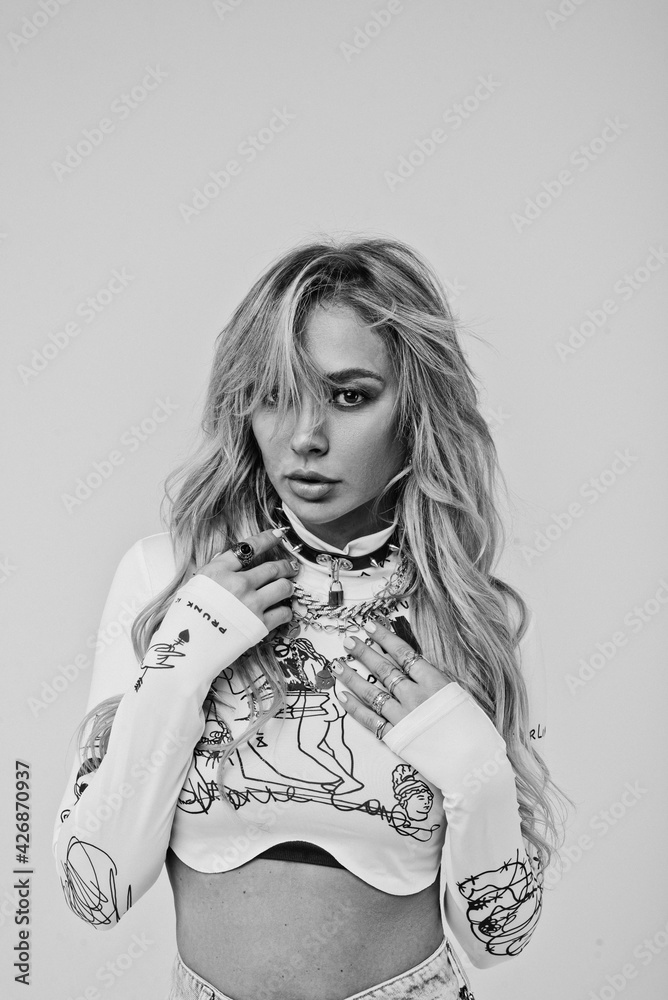 Fototapeta premium девушка на белом фоне циклораме