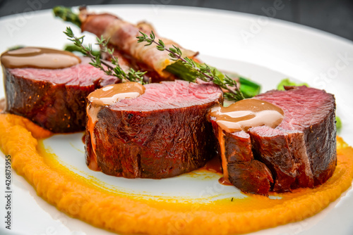 Εκτύπωση καμβά Grilled veal tenderloin with salad, with asparagus and bacon