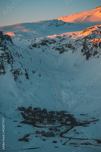 Lever de soleil sur la Grande Motte, et Tignes en contrebas.
