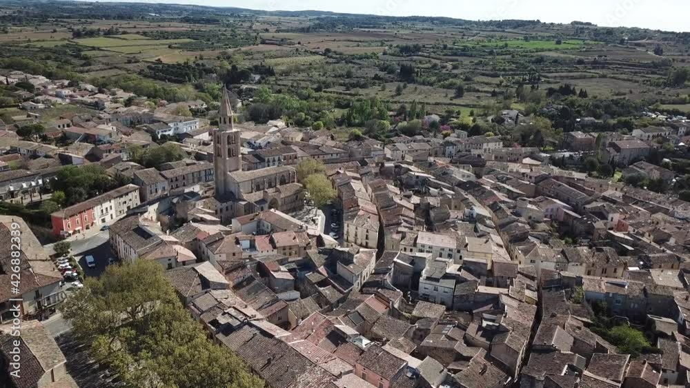 église au milieu du village du sud église au milieu du village du sud