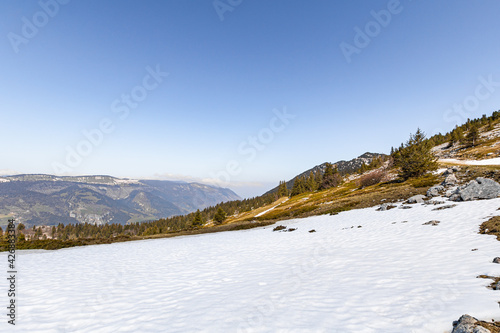 Fototapeta Naklejka Na Ścianę i Meble -  Vue sur le sommet de Moucherotte et son antenne radar, dans le massif du Vercors (Isère, France)
