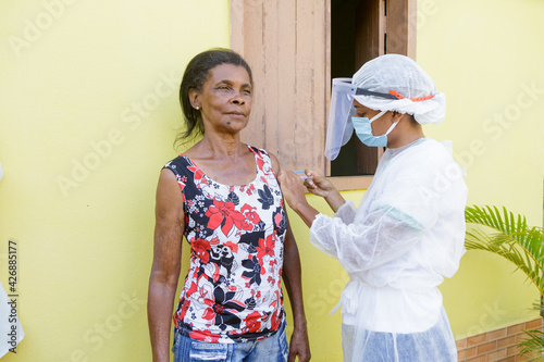 Mulher idosa brasileira é vacinada contra Covid 19, em área rural de Guarani, Minas Gerais, Brasil photo
