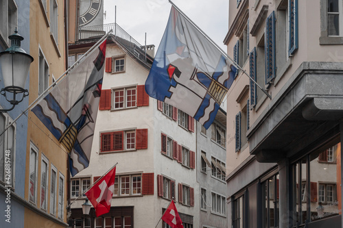 Obraz na płótnie Facades of houses with flags in old Zurich, Switzerland w salonie