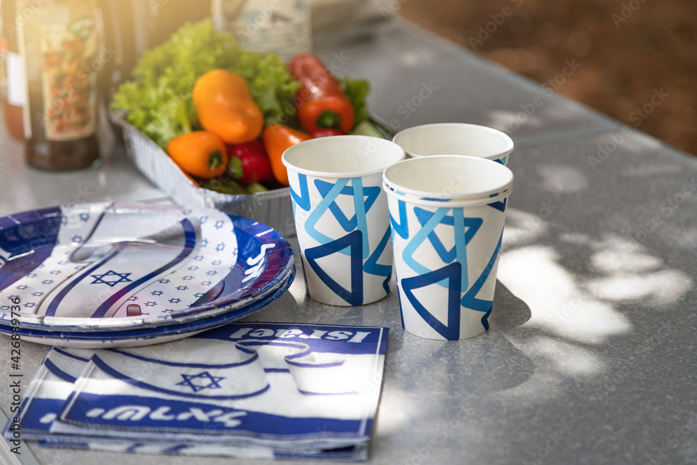 Foto de A table covered with disposable dishes with the symbols of