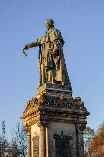 Estatua del eclesiástico Manuel Ventura Figueroa en la entrada del Parque de la Alameda, Santiago de Compostela