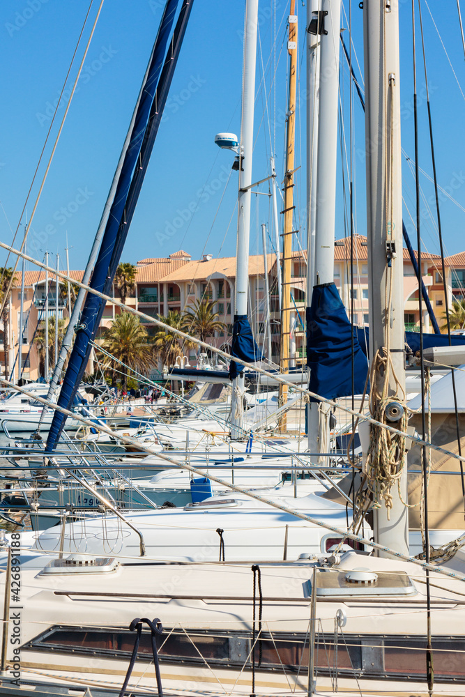 Obraz premium sailboats in a French Riviera marina