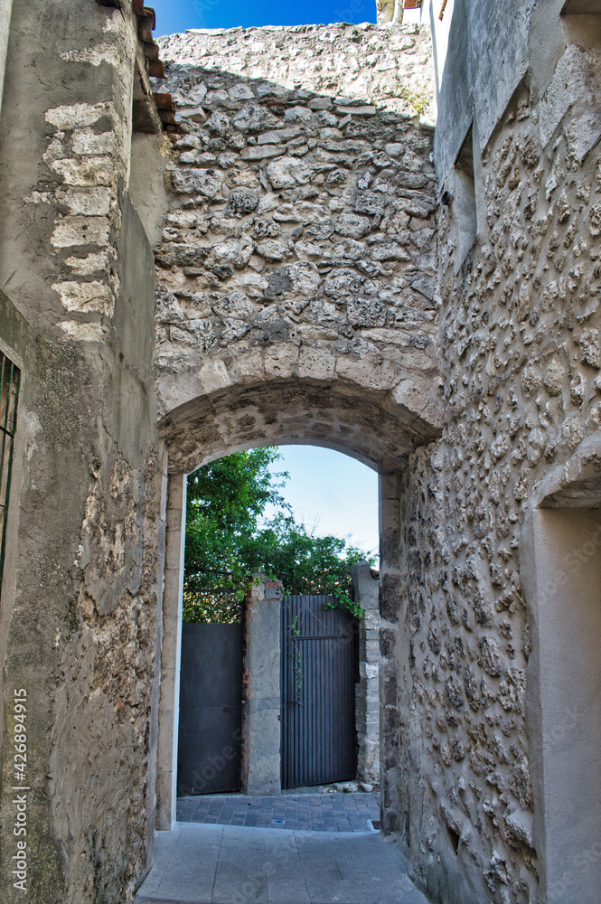 Puerta de la judería en la villa medieval de Cuellar, provincia de Segovia