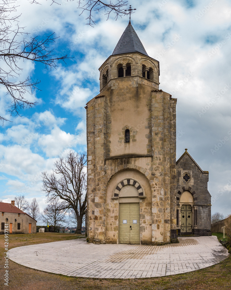Cognat Lyonne (Allier, France) - Vue panoramique de l'église romane Sainte-Radegonde
