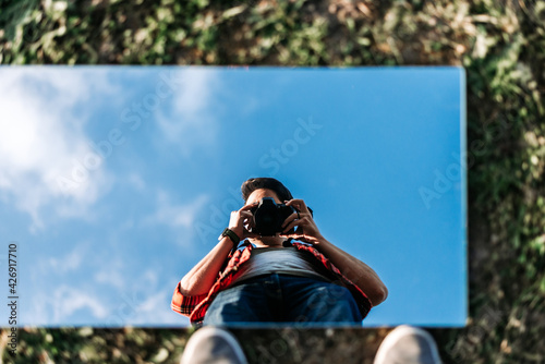 Tableau sur toile Young photographer taking a selfie