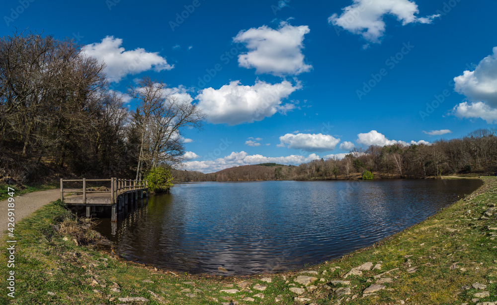 Saint Germain les Vergnes (Corrèze, France) - Vue panoramique de l'étang de Lachamp