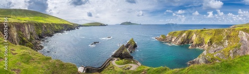 Obraz na płótnie Beautiful panoramic shot of amazing Dunquin Pier and harbour with tall cliffs, turquoise water and islands, Dingle, Wild Atlantic Way, Kerry, Ireland w salonie