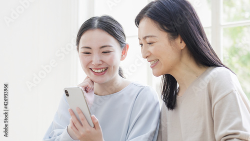 一緒にスマホを見る二人の女性 photo