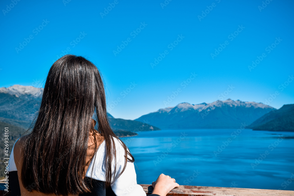 Mujer observando el paisaje 