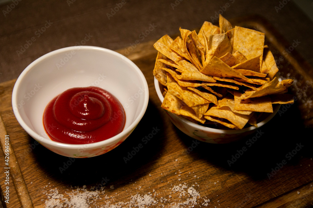 Foto de homemade lavash chips, snacks at home, DIY chips, fried lavash