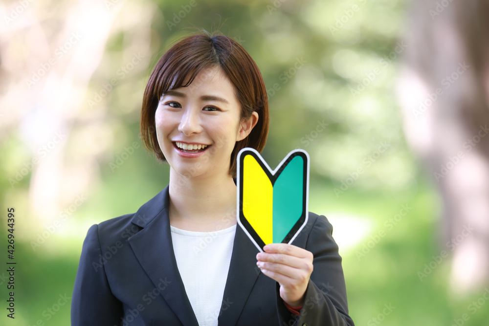 初心者マークを持つ女性社員
