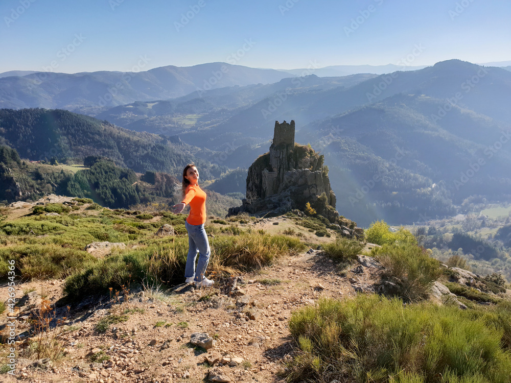 Naklejka premium on the ruins of the fortress in an orange jacket