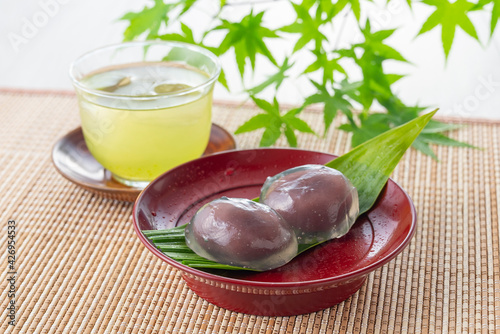 葛まんじゅうと緑茶と青紅葉 photo