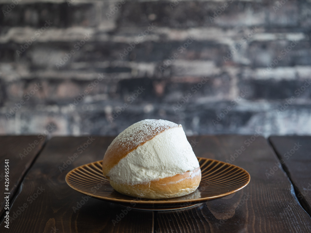 イタリアスイーツのマリトッツォ 新鮮な生クリームをパンで挟んだスイーツパン Stock Photo Adobe Stock