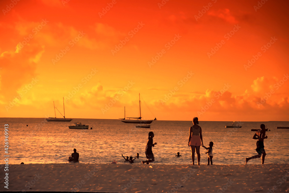 Plage de Barbade mer des Caraïbes dans une ambiance jaune citron du coucher de soleil