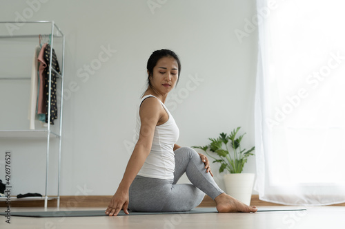 Tableau sur toile Women are doing seated twist exercises for health and a firmer body