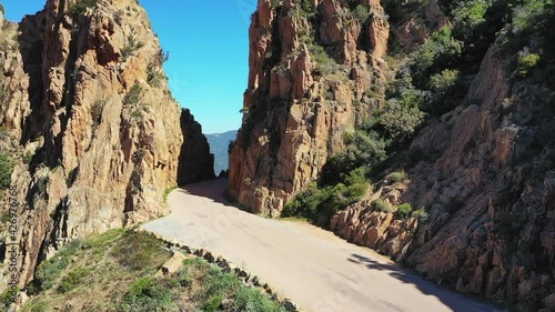 La route des calanques de Piana en Corse, avec des rochers la surplombant photo