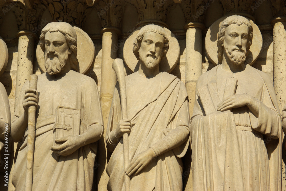 Naklejka premium Statues de saints de la façade de Notre-Dame à Paris, France