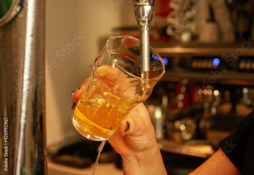 Tela Sirviendo una caña (cerveza de barril española) en un pub de Madrid, España