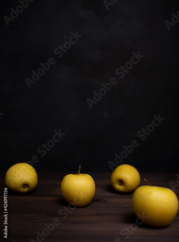 Fototapeta Naklejka Na Ścianę i Meble -  ripe apples on a wooden table