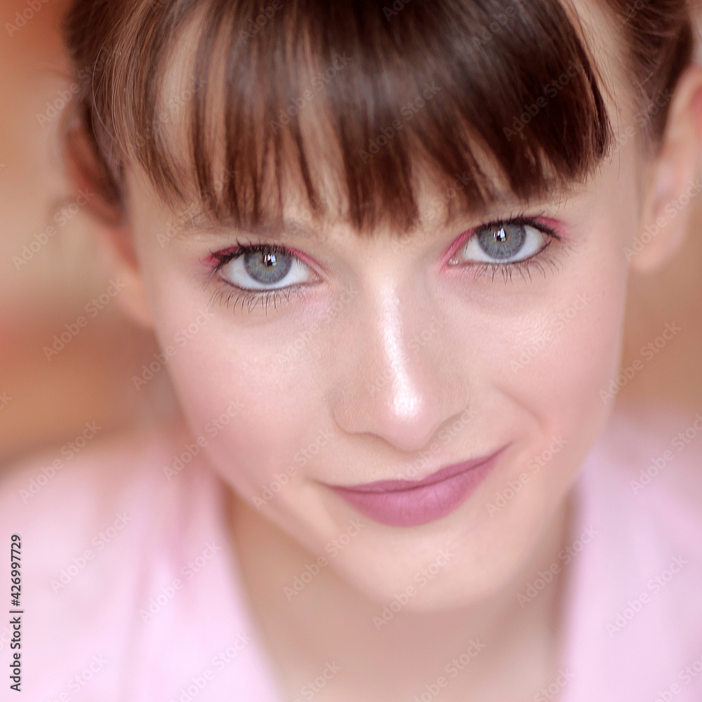 Portrait beauté d'une adolescente aux yeux bleu allongée sur un lit Portrait beauté d'une adolescente aux yeux bleu allongée sur un lit