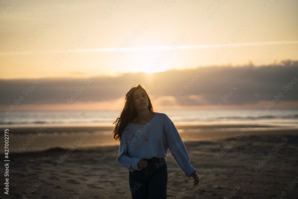 Chica joven en la playa sonriendo siendo feliz y sonriendo